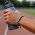 UNIQAL Malachit Armband am Männerhandgelenk beim Training – sportliches Statement für Fokus, Stil und Balance